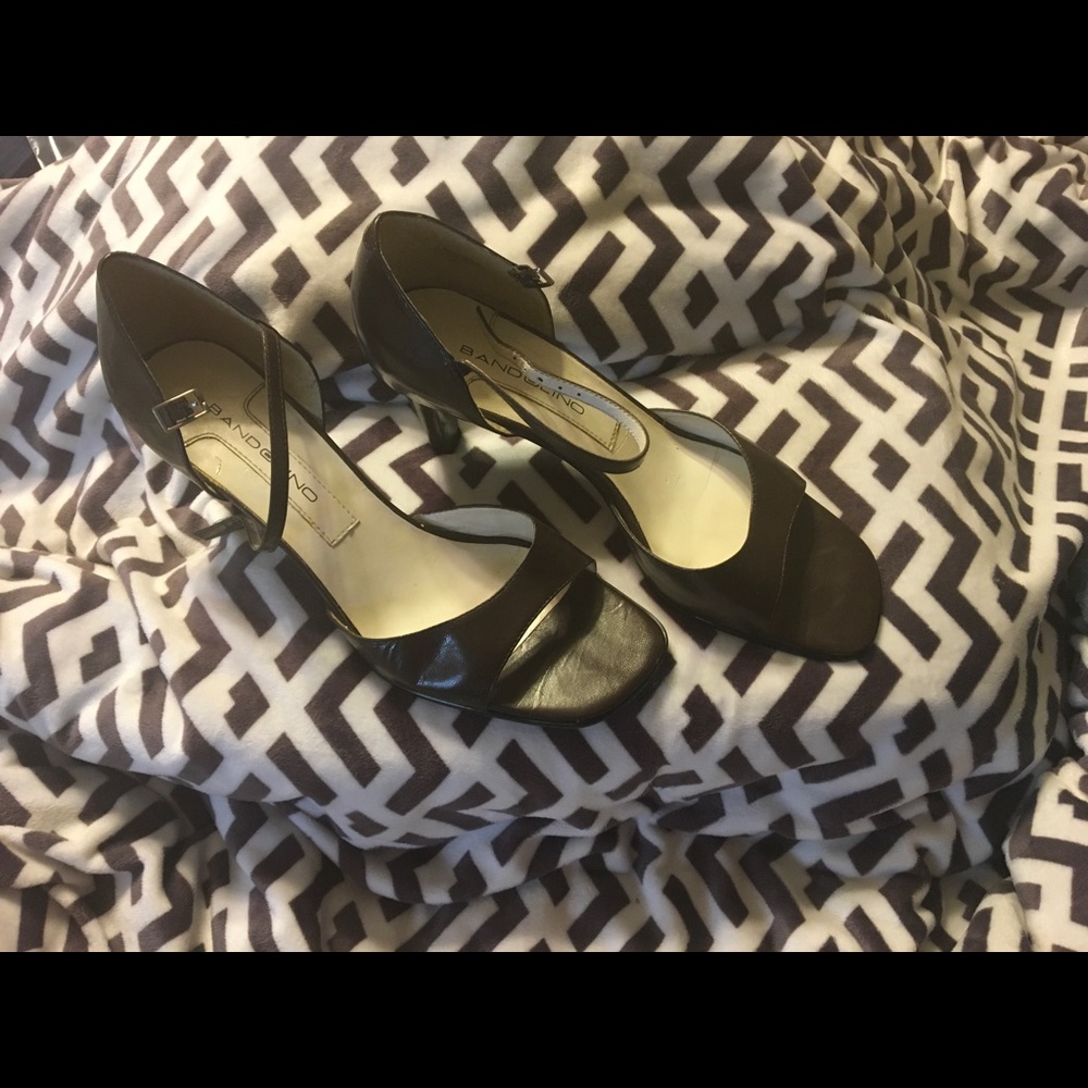 Bandolino Brown open toe 3 in heels sz 9